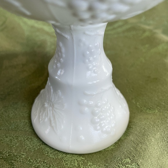 Milk glass vintage candy dish. Grapes and vine on cup and pedestal. - Picture 5 of 8